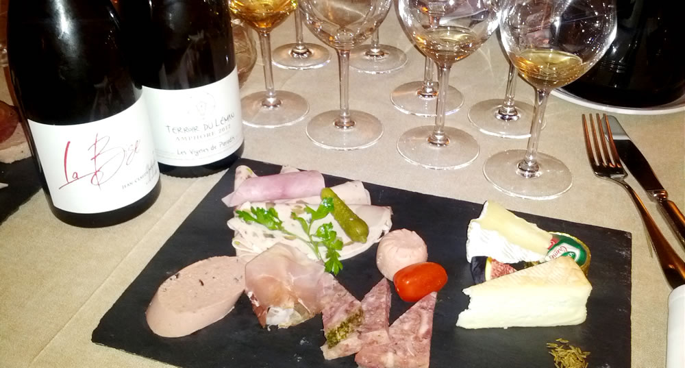 Assiette de charcuteries et fromage pour accompagnement des vins de Savoie